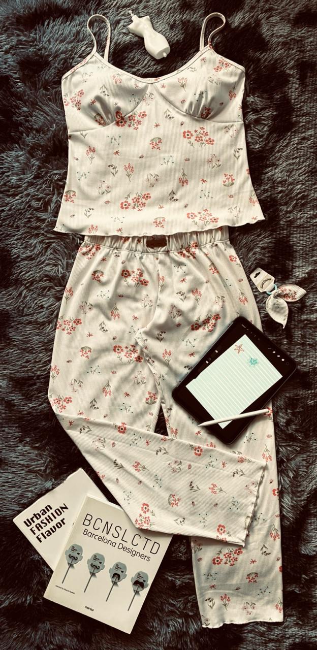 Conjunto Sweet Dreams de camisola y pantalón junto a una tablet, libros de moda y maniquí